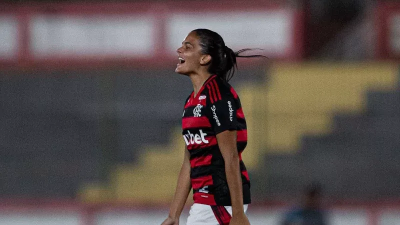 Gabrielly Louvain em campo pelo Flamengo