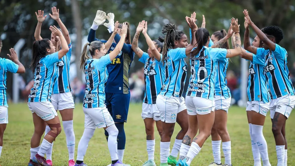 Elenco feminino do Grêmio em campo