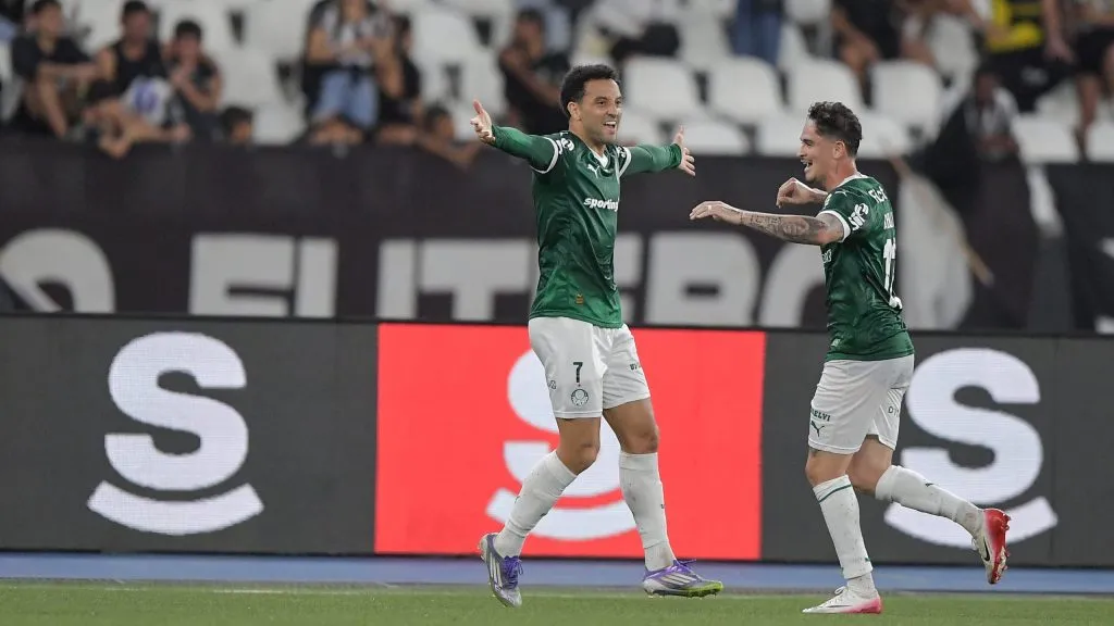 Felipe Anderson jogador do Palmeiras comemora seu gol com Khellven jogador da sua equipe durante partida contra o Botafogo no estadio Engenhao pelo campeonato Brasileiro A 2025. Foto: Thiago Ribeiro/AGIF