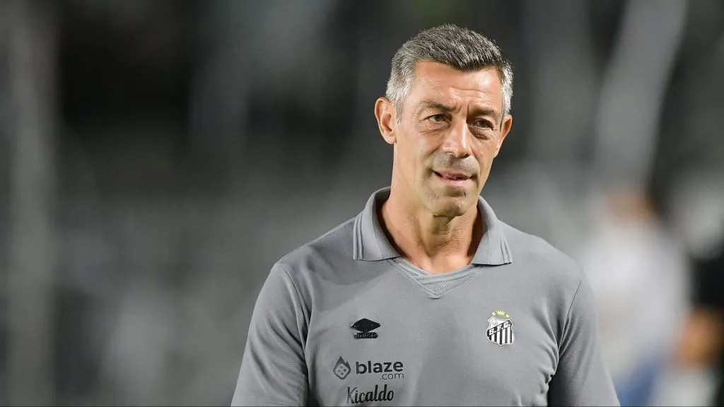 Pedro Caixinha tecnico do Santos durante partida contra o Vasco no estadio Sao Januario pelo campeonato Brasileiro A 2025. Foto: Thiago Ribeiro/AGIF