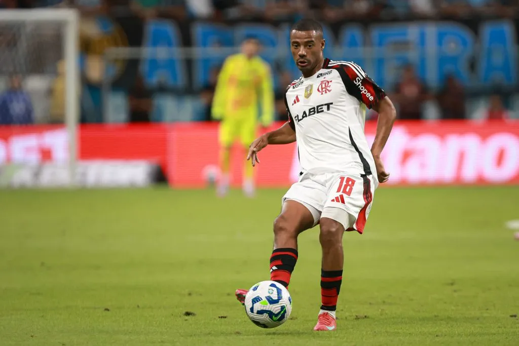 Nico De La Cruz jogador do Flamengo durante partida contra o Gremio no estadio Arena do Gremio pelo campeonato Brasileiro A 2025. Foto: Maxi Franzoi/AGIF