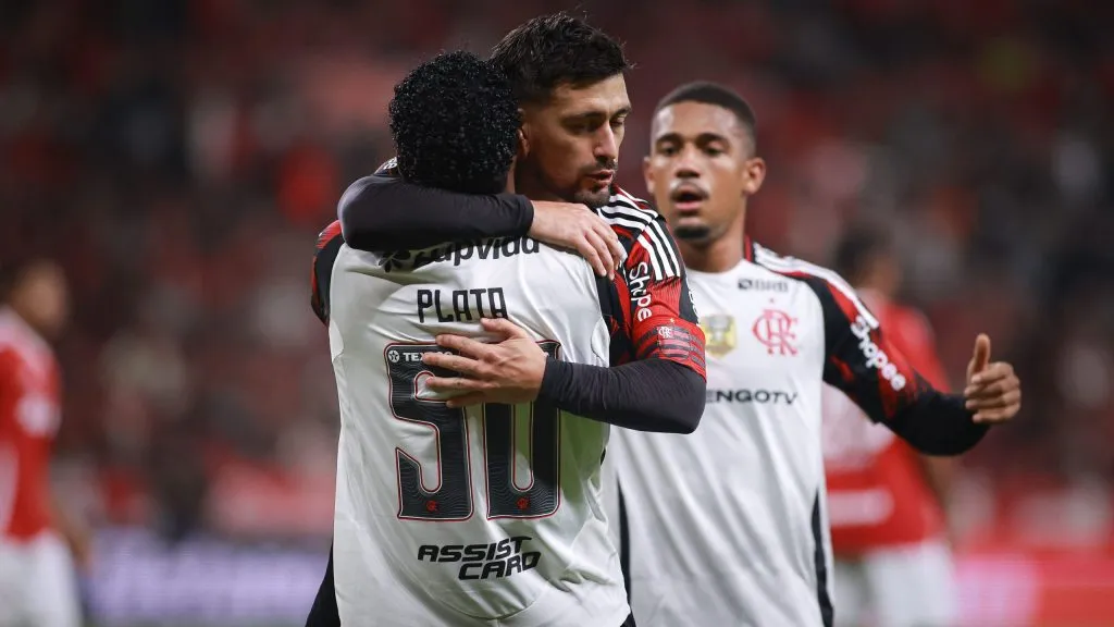 Gonzalo Plata jogador do Flamengo comemora seu gol com Giorgian De Arrascaeta jogador da sua equipe durante partida contra o Internacional no estadio Beira-Rio pelo campeonato Brasileiro A 2025. Foto: Maxi Franzoi/AGIF