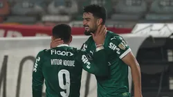 Vitor Roque e Flaco López em campo pelo Palmeiras