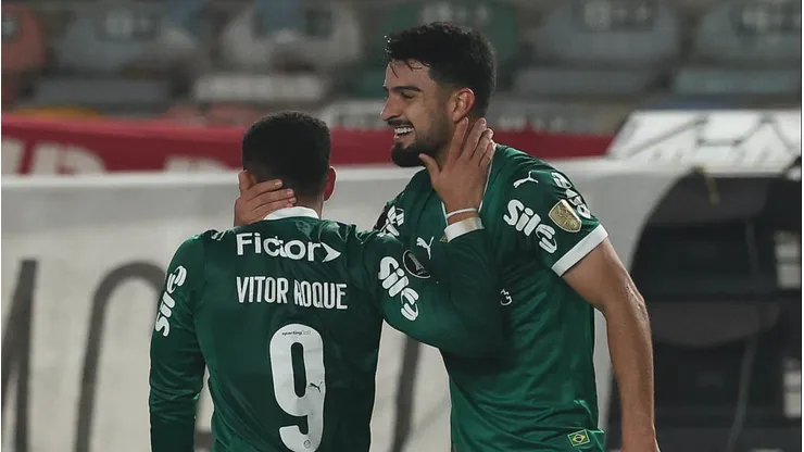 Vitor Roque e Flaco López em campo pelo Palmeiras