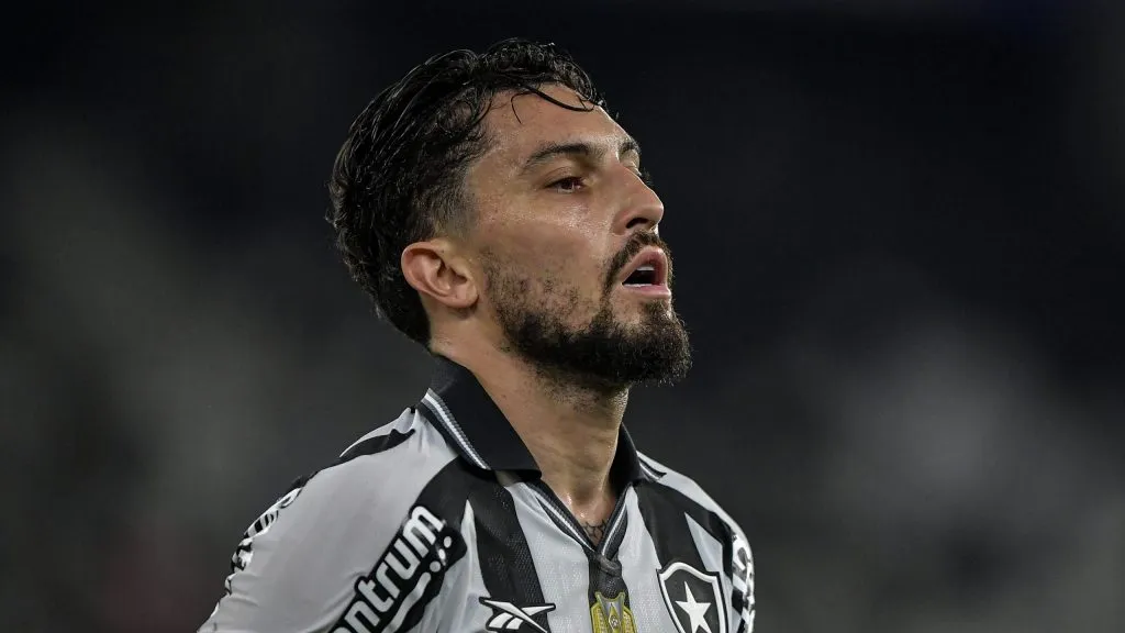 Alex Telles, atleta do Glorioso. Foto: Thiago Ribeiro/AGIF.