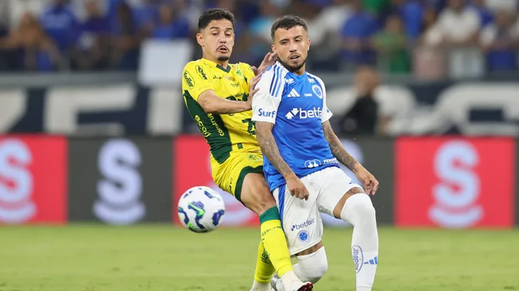 Matheus Henrique jogador do Cruzeiro disputa lance com Neto Moura - Foto: Gilson Lobo/AGIF