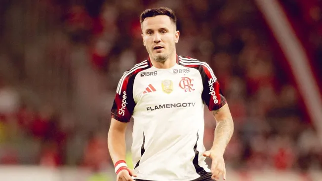 Saúl, volante do Flamengo em partida pelo campeonato brasileiro – Foto: Adriano Fontes/Flamengo