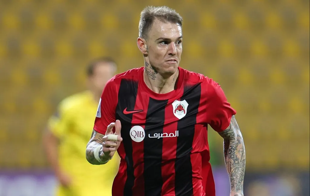 Roger Guedes, atacante do Al-Rayyan em partida pelo campeonato do Catar. Foto: Photo bNeville Hopwood/Getty Images