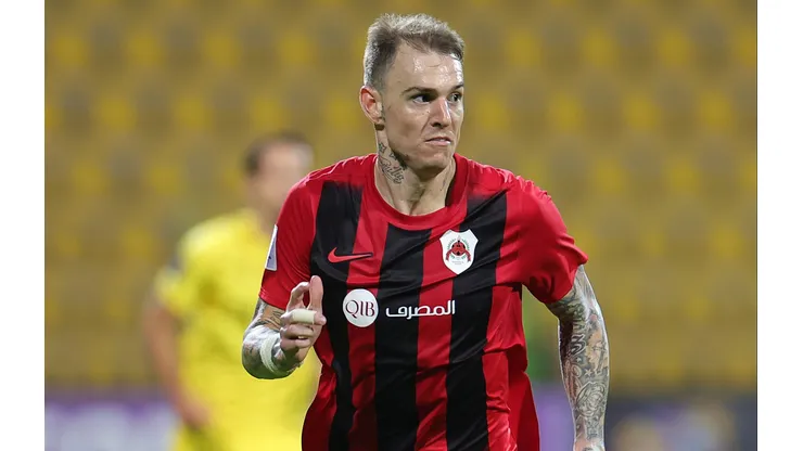 Roger Guedes, atacante do Al-Rayyan em partida pelo campeonato do Catar. Foto: Photo by Neville Hopwood/Getty Images