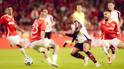 Internacional x Flamengo em partida pelo Campeonato Brasileiro - Foto: Adriano Fontes/Flamengo