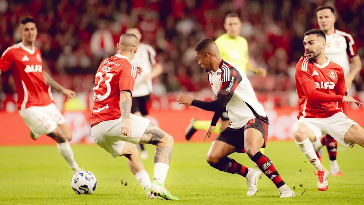 Internacional x Flamengo em partida pelo Campeonato Brasileiro - Foto: Adriano Fontes/Flamengo