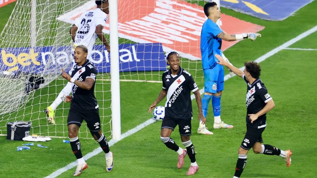David jogador do Vasco comemora seu gol durante partida contra o Santos no estadio Morumbi pelo campeonato Brasileiro A 2025. Foto: Marcello Zambrana/AGIF