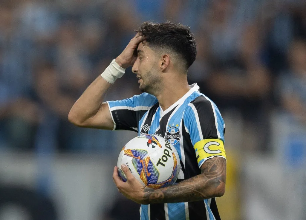 Villasanti se machuca contra o Galo e fica fora do resto da temporada no Grêmio. Foto: Liamara Polli/AGIF