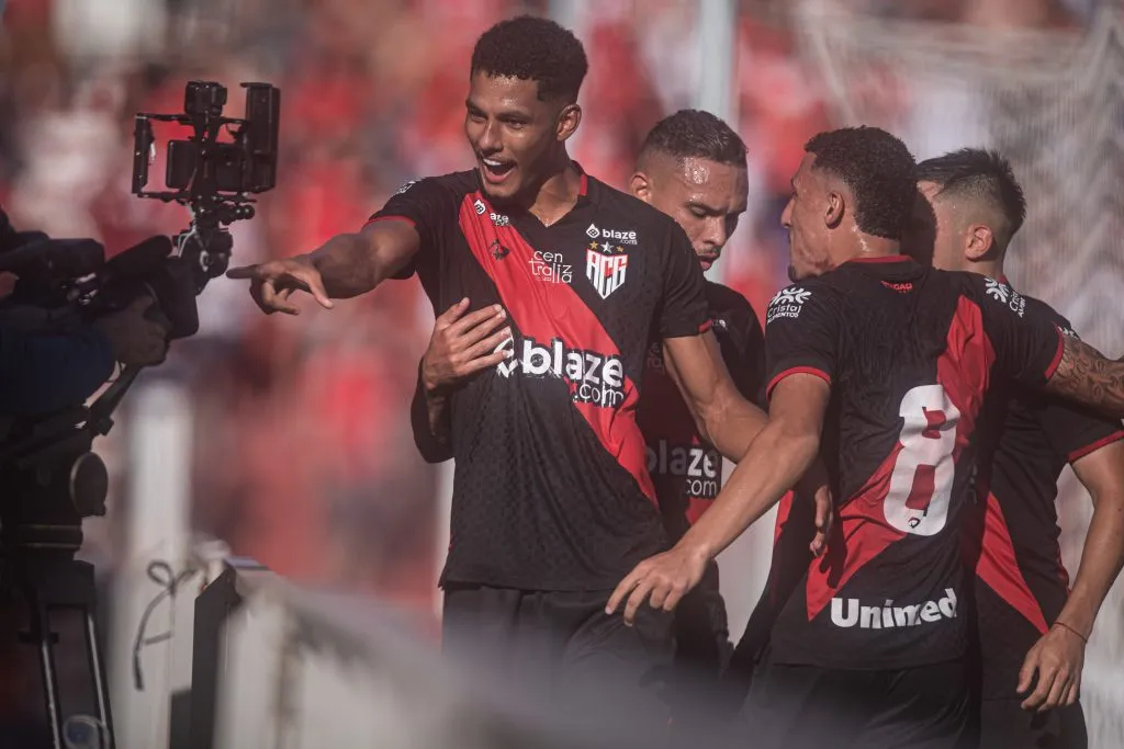 Alix Vinicius está na mira do Botafogo, mas Atlético-GO exige pagamento à vista. Foto: Isabela Azine/AGIF