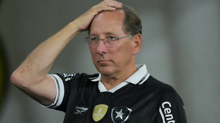 Botafogo de Textor vem tendo problemas para trazer zagueiros após lesões.