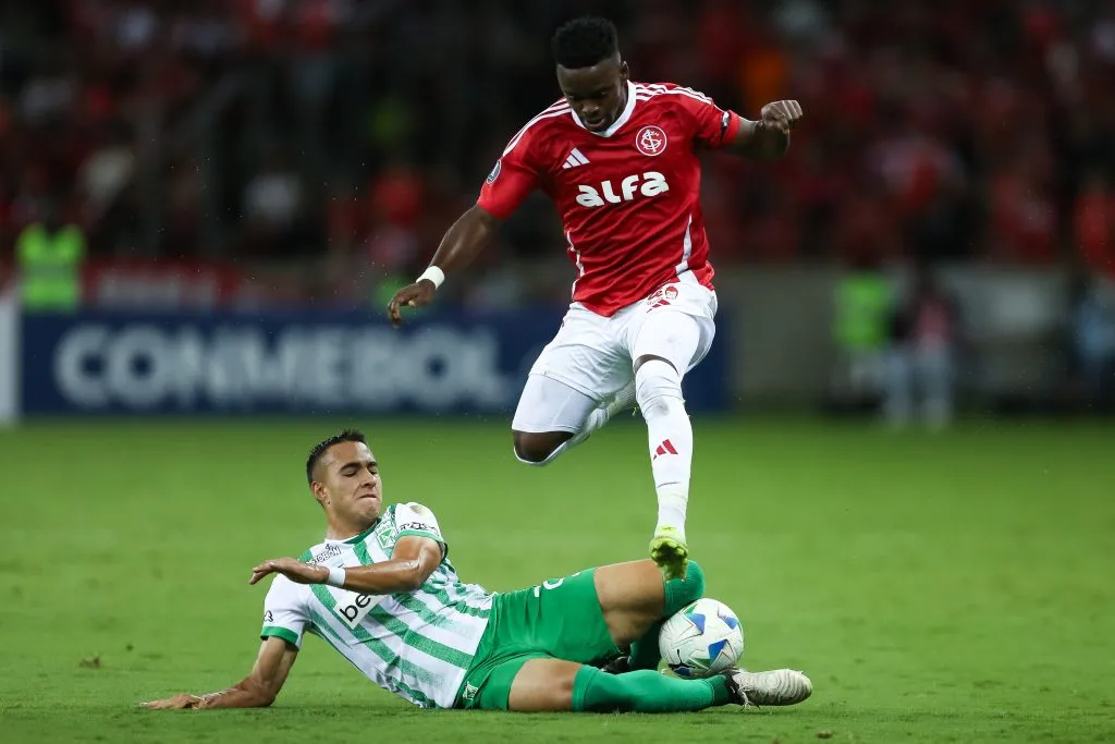 Johan Carbonero, atuando pelo Internacional na Conmebol Libertadores – Foto: Pedro H. Tesch/Getty Images)