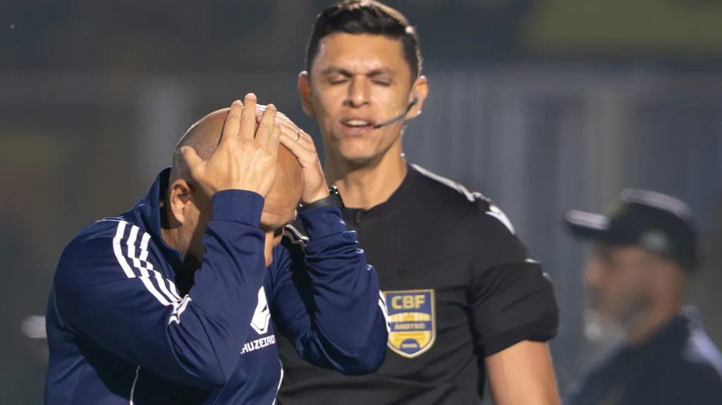 Leonardo Jardim se revolta com arbitragem durante Mirassol X Cruzeiro – Foto: Joisel Amaral/AGIF
