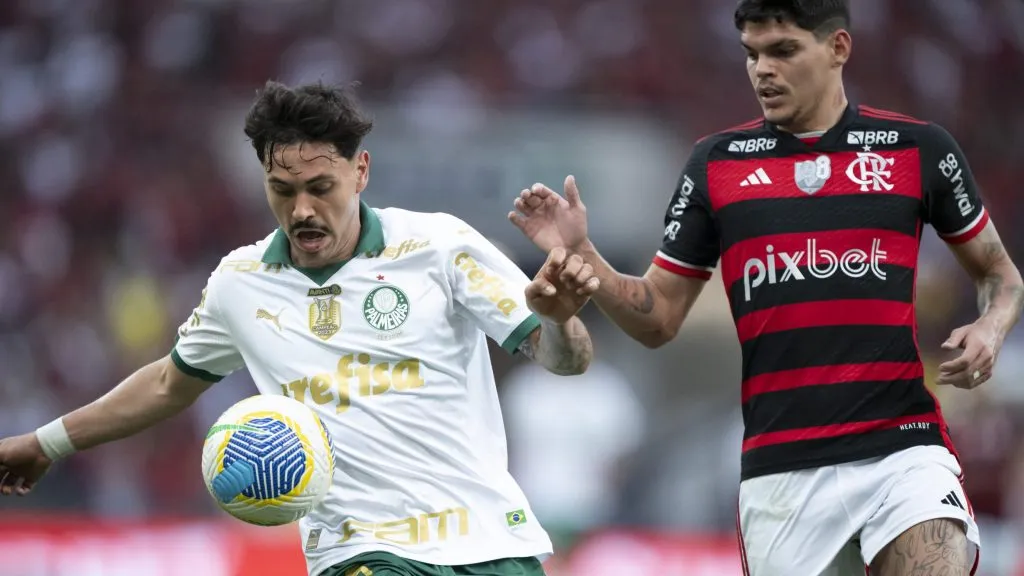 Maurício e Ayrton Lucas disputando lance. Foto: Jorge Rodrigues/AGIF