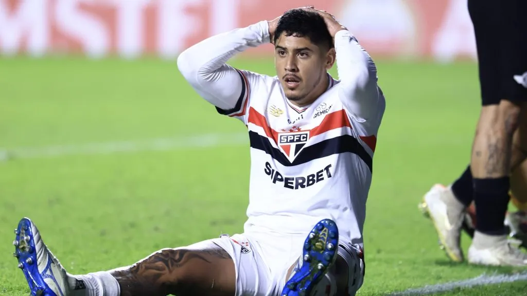 Diretoria do São Paulo celebra renovação do zagueiro – Foto: Marcello Zambrana/AGIF