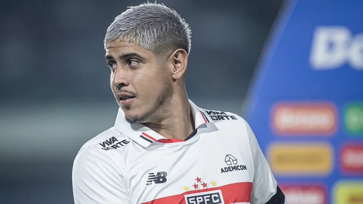 Diretoria do São Paulo celebra renovação de Alan Franco - Foto: Isabela Azine/AGIF
