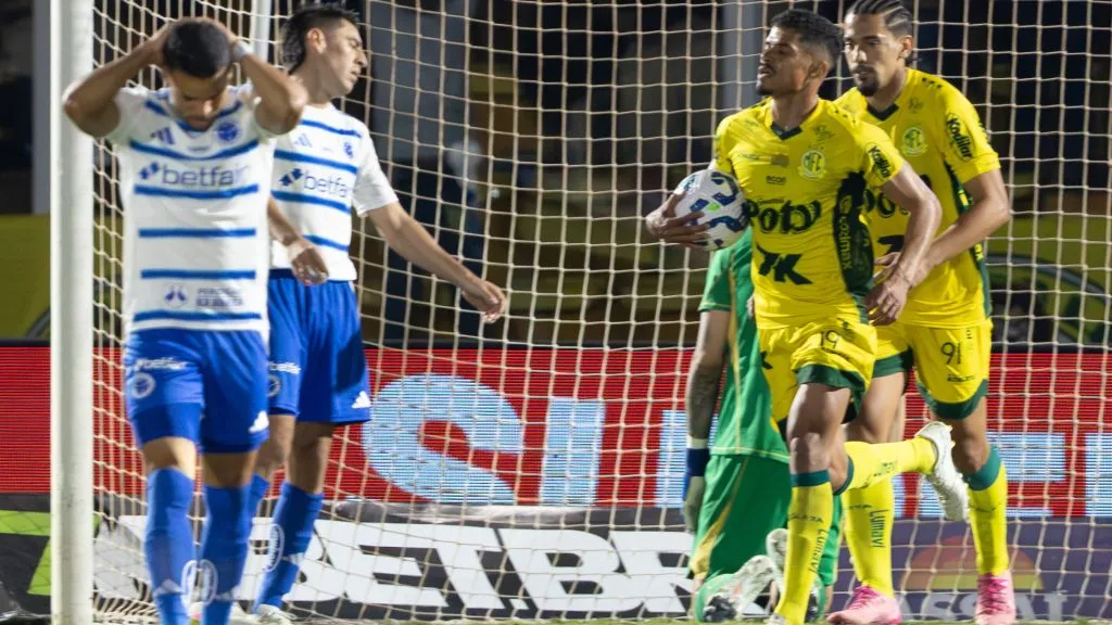 Negueba comemorando gol. Foto: Joisel Amaral/AGIF