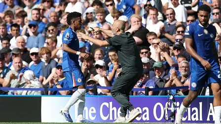 Estêvão recebendo orientação de Enzo Maresca. Foto: Ryan Pierse/Getty Images