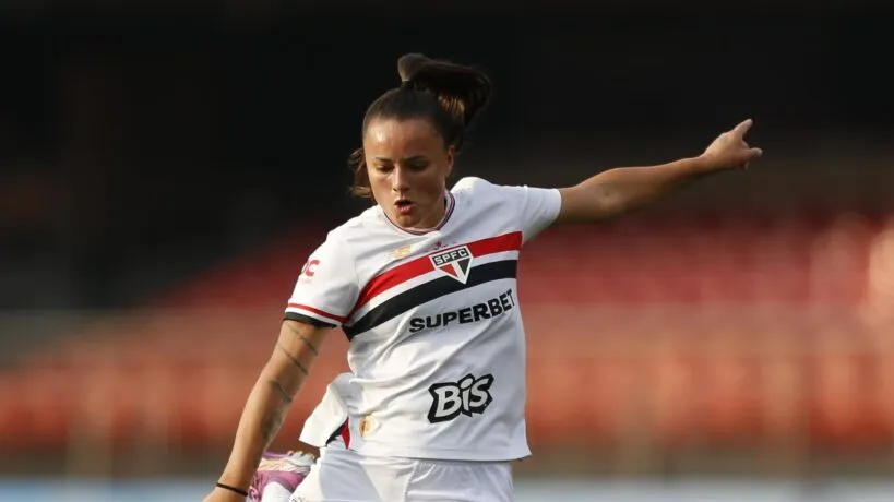 Jogadora do São Paulo em campo pelo Brasileirão Feminino 2025