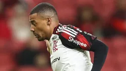 - De La Cruz com a camisa do Flamengo jogando contra o Internacional