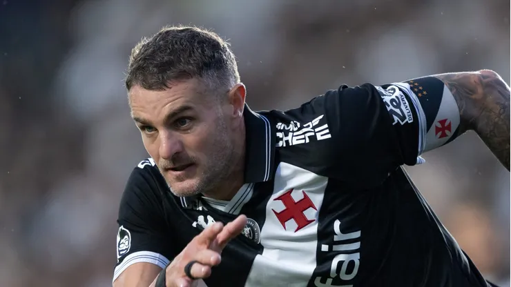 Vegetti durante partida contra o Atlético-MG em São Januário.
