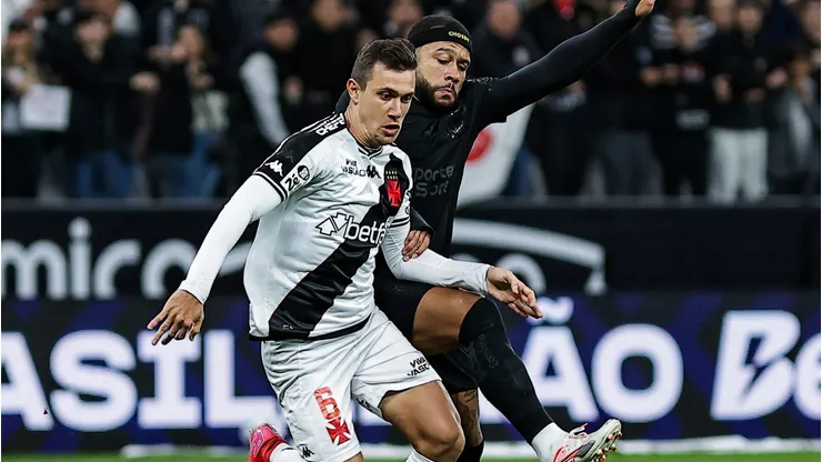 Memphis Depay jogador do Corinthians disputa lance com Lucas Piton jogador do Vasco - Foto: Fabio Giannelli/AGIF