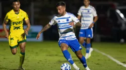 Jogador do Mirassol disputa lance com jogador do Cruzeiro durante partida no estadio Jose Maria de Campos Maia pelo campeonato Brasileiro A 2025.