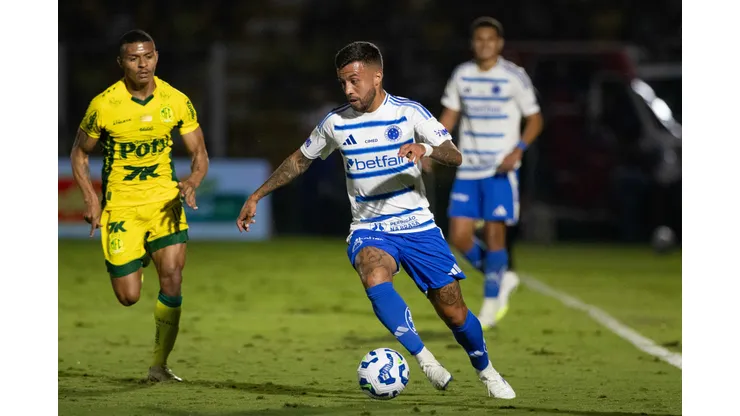 Jogador do Mirassol disputa lance com jogador do Cruzeiro durante partida no estadio Jose Maria de Campos Maia pelo campeonato Brasileiro A 2025.