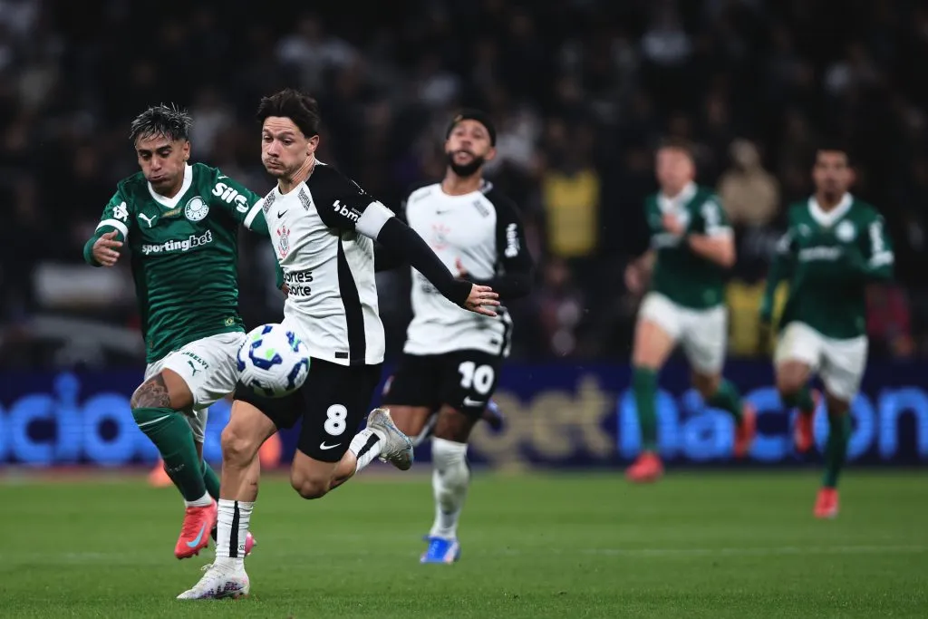 Rodrigo Garro jogador do Corinthians disputa lance com Facundo Torres jogador do Palmeiras – Foto: Ettore Chiereguini/AGIF