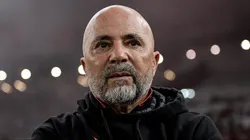 Sampaoli negocia com o Santos, mas exigência por reforços acaba travando possível retorno.