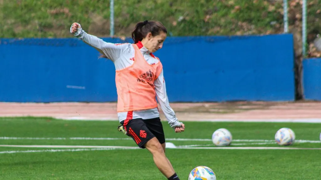 Jogadora do Internacional em treinamento