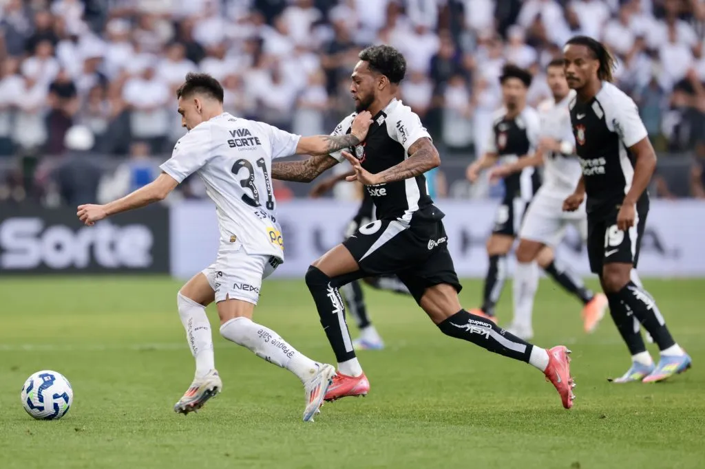 Jose Martinez jogador do Corinthians disputa lance com Escobar jogador do Santos – Foto: Marcello Zambrana/AGIF