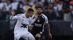 Yuri Alberto jogador do Corinthians disputa lance com Ze Ivaldo jogador do Santos - Foto: Ettore Chiereguini/AGIF