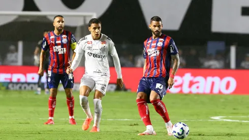 Caio Alexandre e William José do Bahia disputam lance com Gabriel Bontempo jogador do Santos durante partida contra o Bahia no estadio Vila Belmiro pelo campeonato Brasileiro A 2025.