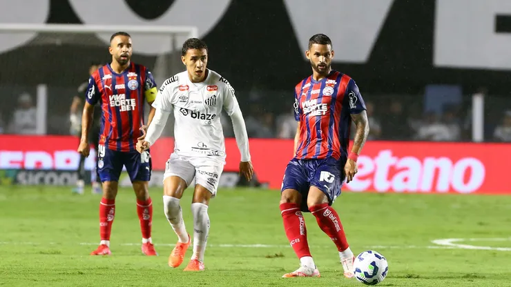 Caio Alexandre e William José do Bahia disputam lance com Gabriel Bontempo jogador do Santos durante partida contra o Bahia no estadio Vila Belmiro pelo campeonato Brasileiro A 2025.