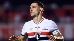 Cédric Soares se enroscou com camisa 10 do Atlético Nacional e se não fosse o árbitro...