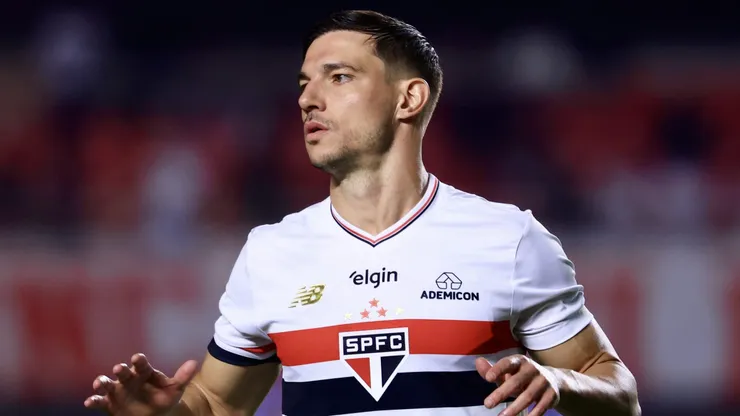 Cédric Soares se enroscou com camisa 10 do Atlético Nacional e se não fosse o árbitro...