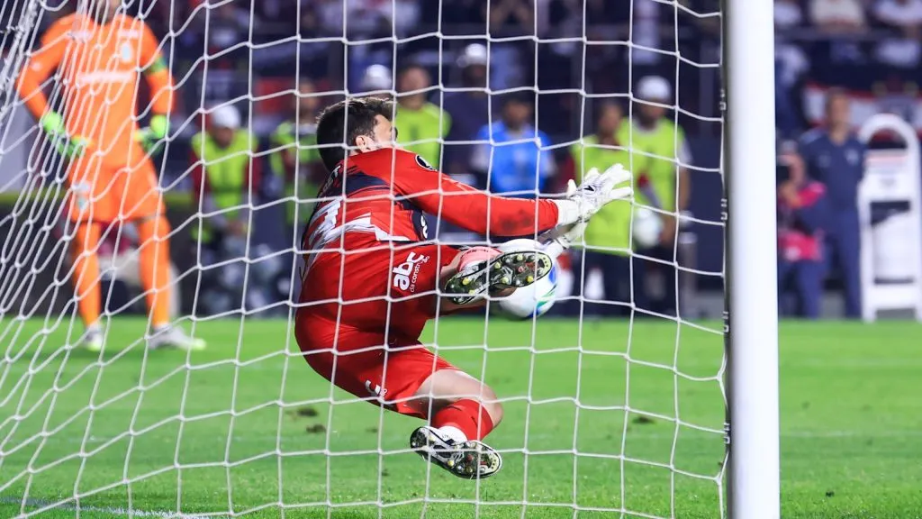 Rafael acabou se tornando o alvo da partida na competição internacional – Foto: Marcello Zambrana/AGIF