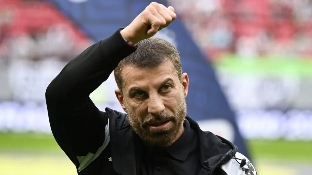 Pedrinho acenando para torcida. Foto: Mateus Bonomi/AGIF