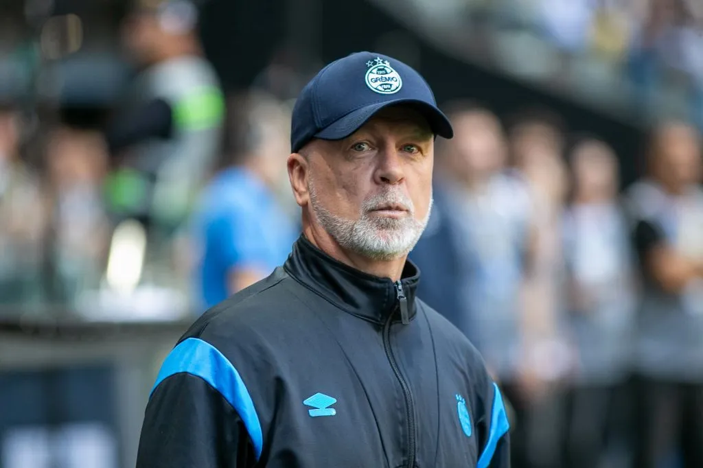 MG – BELO HORIZONTE – 17/08/2025 – BRASILEIRO A 2025, ATLETICO-MG X GREMIO – Mano Menezes tecnico do Gremio durante partida contra o Atletico-MG no estadio Arena MRV pelo campeonato Brasileiro A 2025. Foto: Fernando Moreno/AGIF
