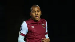 Luizão em ação em partida da Premier League 2