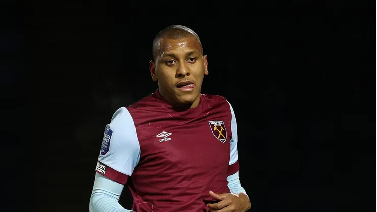 Luizão em ação em partida da Premier League 2