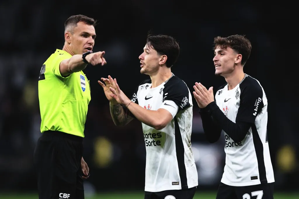 SP – SAO PAULO – 16/08/2025 – BRASILEIRO A 2025, CORINTHIANS X BAHIA – O arbitro Paulo Cesar Zanoveli da Silva durante partida entre Corinthians e Bahia no estadio Arena Corinthians pelo campeonato Brasileiro A 2025. Foto: Ettore Chiereguini/AGIF