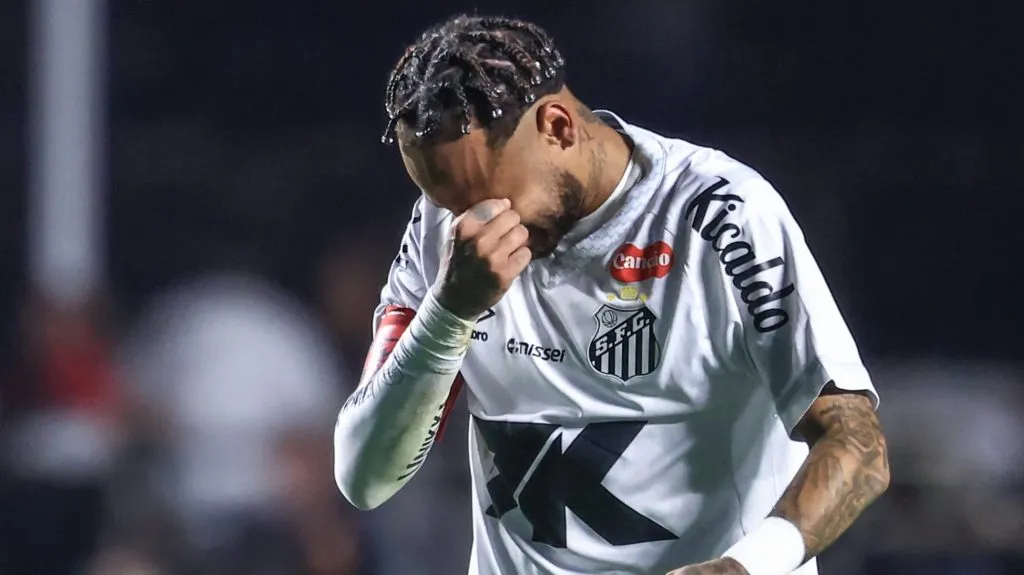 Neymar sentiu a goleada sofrida pelo Santos diante do Vasco – Foto: Marcello Zambrana/AGIF