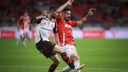 Jorginho e Bruno Henrique durante duelo entre Internacional x Flamengo - Foto: Maxi Franzoi/AGIF
