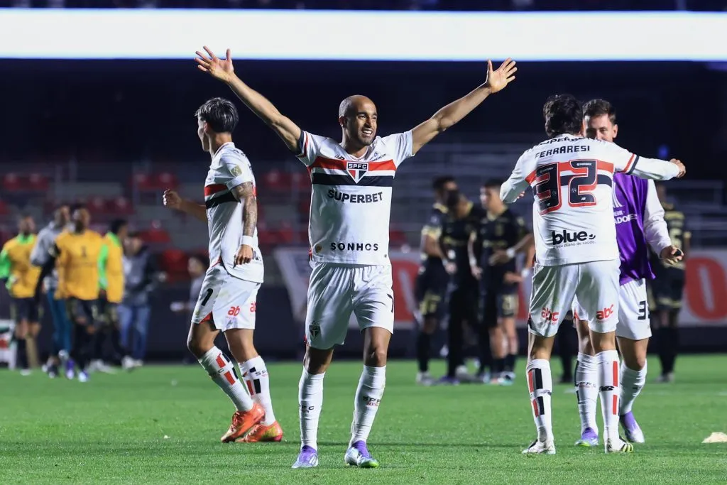 SP – SAO PAULO – 19/08/2025 – COPA LIBERTADORES 2025, SAO PAULO X ATLETICO NACIONAL – Lucas Moura jogador do Sao Paulo comemora vitoria ao final da partida contra o Atletico Nacional no estadio Morumbi pelo campeonato Copa Libertadores 2025. Foto: Marcello Zambrana/AGIF